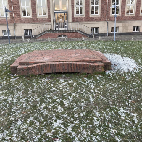 Per Kirkeby baut mit Rot-blau-bunt.