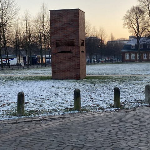 Per Kirkeby baut mit Rot-blau-bunt.