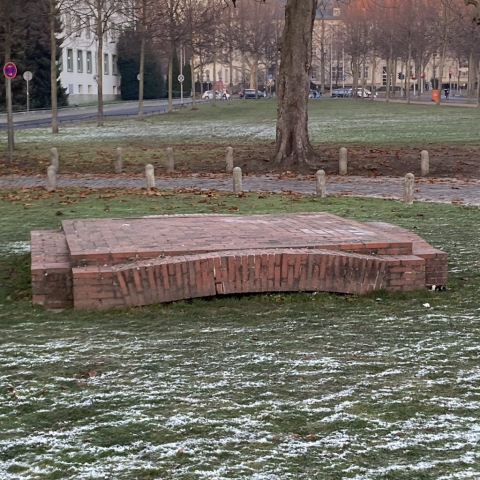 Per Kirkeby baut mit Rot-blau-bunt.