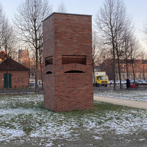 Per Kirkeby baut mit Rot-blau-bunt.