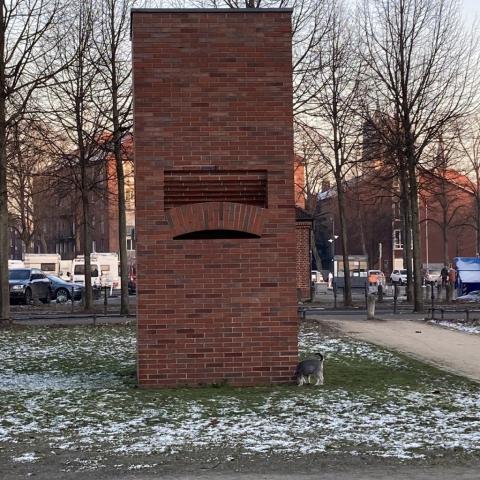 Per Kirkeby baut mit Rot-blau-bunt.