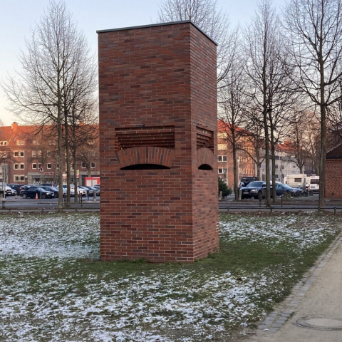 Per Kirkeby baut mit Rot-blau-bunt.