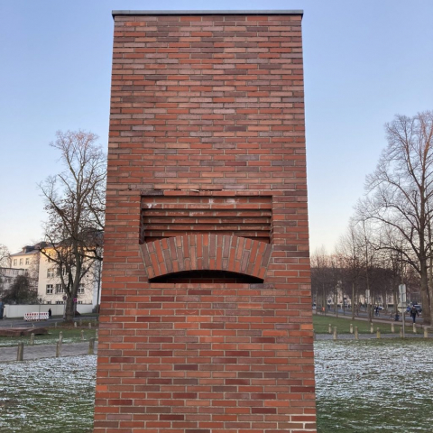 Per Kirkeby baut mit Rot-blau-bunt.