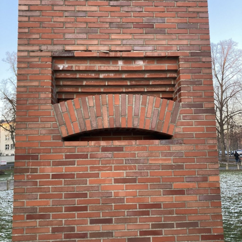 Per Kirkeby baut mit Rot-blau-bunt.