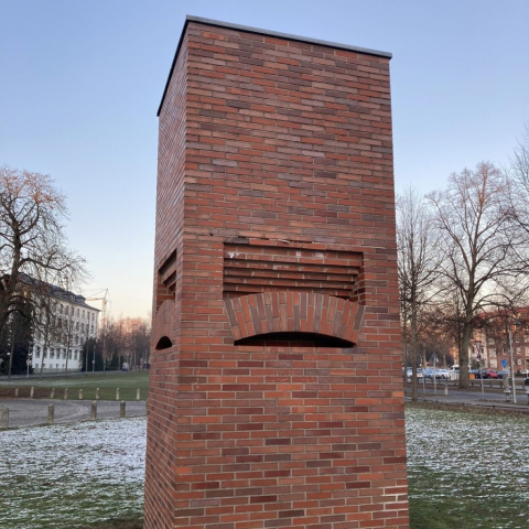 Per Kirkeby baut mit Rot-blau-bunt.