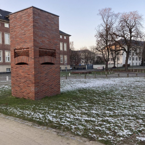 Per Kirkeby baut mit Rot-blau-bunt.