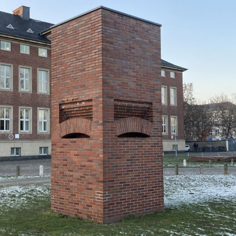 Per Kirkeby baut mit Rot-blau-bunt.