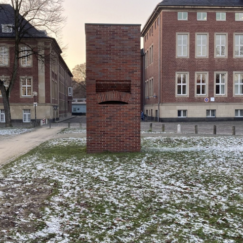 Per Kirkeby baut mit Rot-blau-bunt.